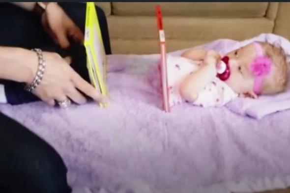 بالفيديو.. ساحر يقص طفلته الرضيعة وهي نائمة!