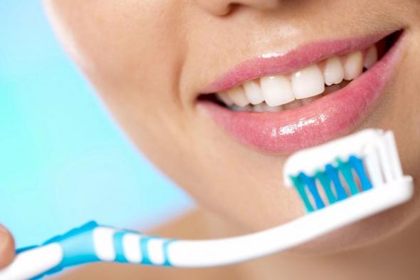 هل يجب بَلْ فرشاة الأسنان قبل أو بعد وضع المعجون؟