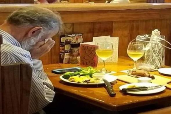 لحظة مؤثرة.. رجل أرمل يتناول الغداء في مطعم مع رماد زوجته