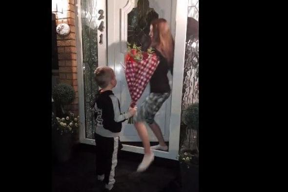 بالفيديو: طفل يفاجئ حبيبته في عيد الحب.. هذا ما فعله!