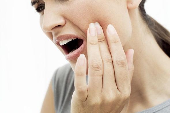 10 علاجات طبيعية للقضاء على آلام الأسنان المفاجئة.. بينها الشاي!