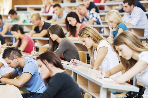 بالفيديو: أستاذ جامعي يعتدي على طالبة.. شاهد ماذا حصل!