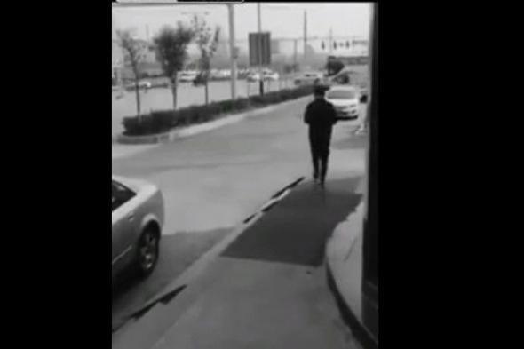 بالفيديو: انشغل بهاتفه وهو يمشي.. فماذا حلَّ به!