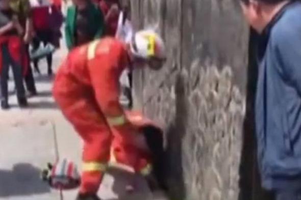 فيديو يحبس الأنفاس.. إنقاذ طفلة سقطت في فتحة ضيقة!