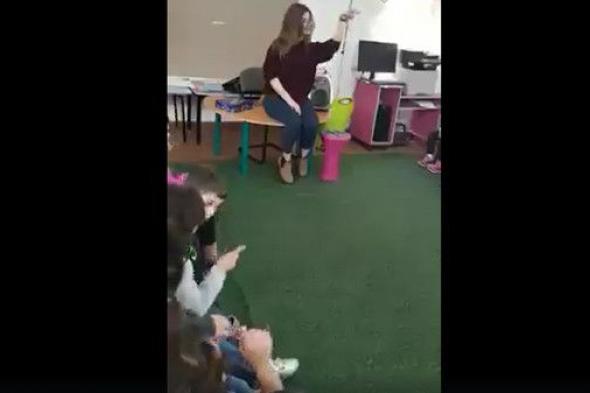 بالفيديو: معلمة تثير ضجّة.. علّمت الأطفال أغنية أم كلثوم