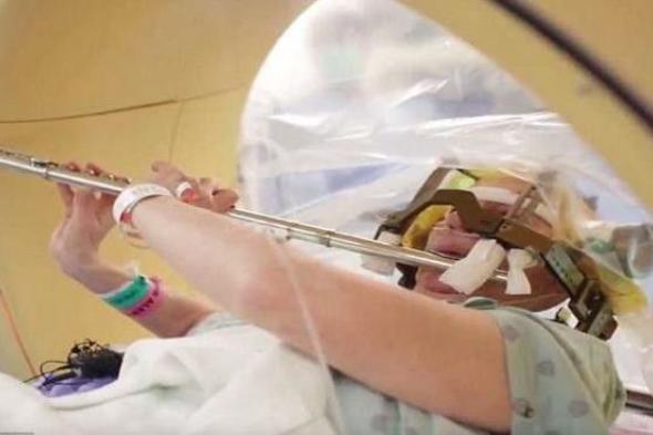 بالفيديو.. سيدة تعزف الفلوت أثناء جراحة في دماغها