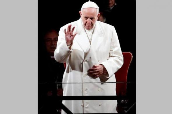 إعترافاً ببطولته.. البابا فرنسيس يعمد متسولاً