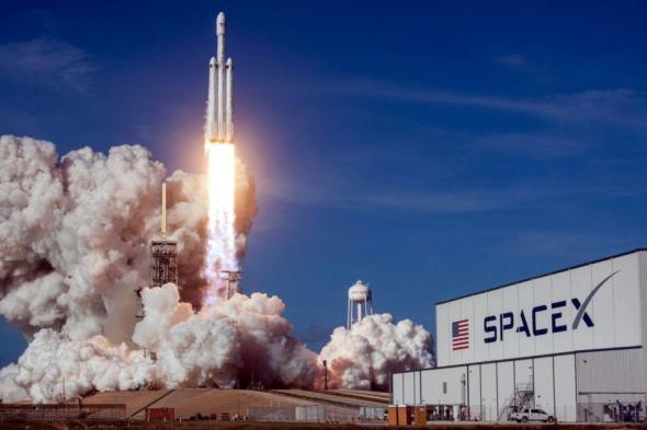 سبيس إكس تفوز بعقد عسكري لإطلاق قمر صناعي على متن صاروخ Falcon Heavy