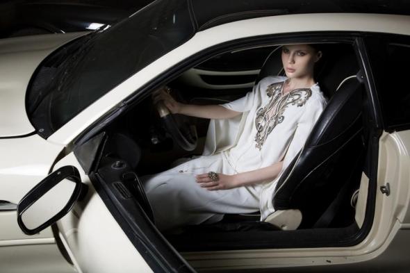 السائقة الأولى : أزياء مريحة وأنيقة للمرأة السعوية أثناء القيادة