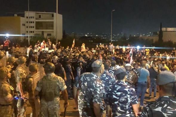 متظاهرون يحاولون اقتحام قصر #بعبدا.. والجيش يمنعهم 
#lebanon24
 via @Lebanon24