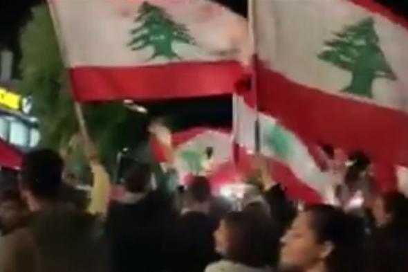 ساحة العبدة تحتضن الكثير من المحتجين.. وأوتوستراد ضهر العين ما زال مقفلاً 
#lebanon24

 via @Lebanon24