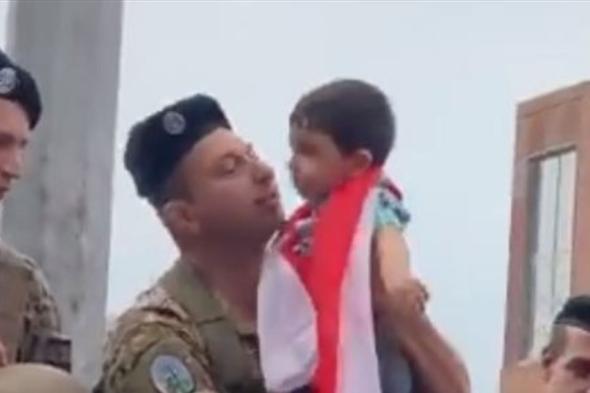 مشهد رائع من #جل_الديب.. عنصر في #الجيش يقبّل طفلاً صغيراً (فيديو) 
#lebanon24
 via @Lebanon24