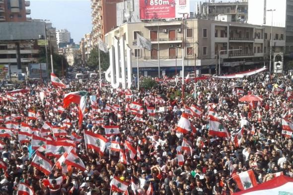 شيخ ساحة #طرابلس المحتفل رقصاً بالثورة: نزلت ضد الذلّ 
#lebanon24
 via @Lebanon24