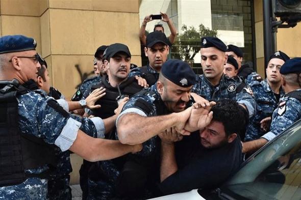 قوى الأمن توضح مسألة التعرّض لمحتج أمام جمعية المصارف: ستتم المحاسبة 
#لبنان
#lebanon24
 via @Lebanon24