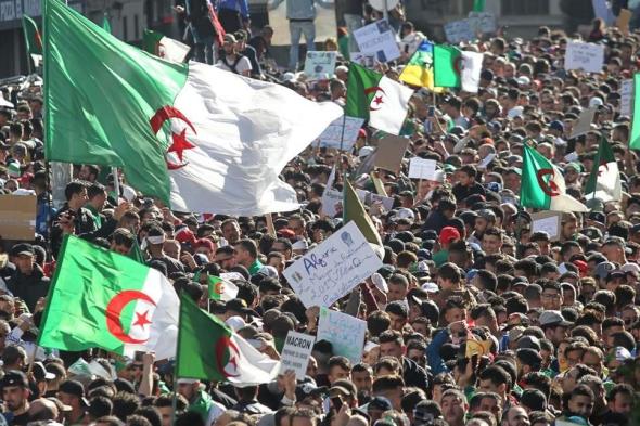 حشود غفيرة في شوارع الجزائر.. ضد النظام والانتخابات  
#lebanon24
   via @Lebanon24