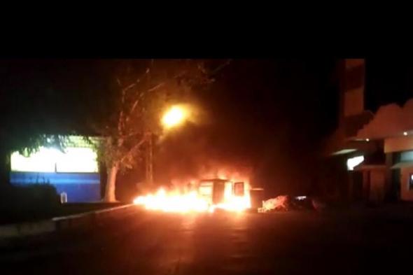 مواطن يحرق سيارته في كامد اللوز تعبيراً عن غضبه (فيديو)  via @Lebanon24
#lebanon24