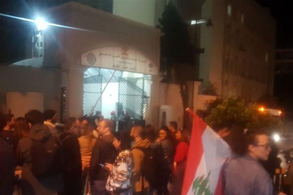 متظاهرون أمام ثكنة الحلو يطالبون بإطلاق الموقوفين (فيديو) 
#لبنان
#lebanon24
 via @Lebanon24