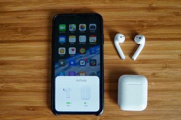 4 طرق للتحقق من نسبة شحن سماعات AirPods على هواتف آيفون