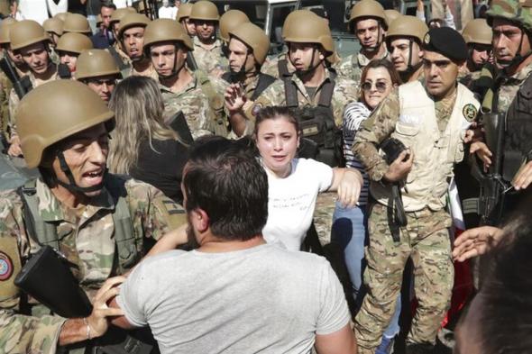 "العفو الدولية" تطالب القوى الأمنية بوقف ممارسات مسيئة ضد المتظاهرين 

#lebanon24

 via @Lebanon24