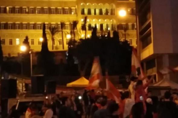 مشهدٌ رائع في رياض الصلح.. هذا ما فعله المتظاهرون (فيديو) 

#lebanon24

 via @Lebanon24