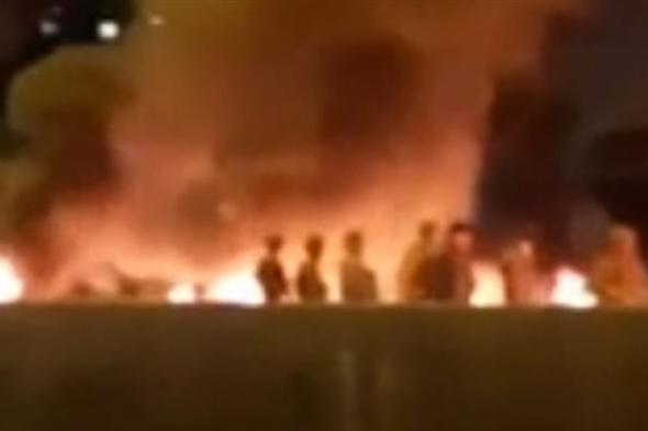 إشعال إطارات على أوتوستراد نهر الموت.. وتعليق "مشانق رمزية" في صيدا (فيديو) 
#لبنان
#lebanon24
 via @Lebanon24