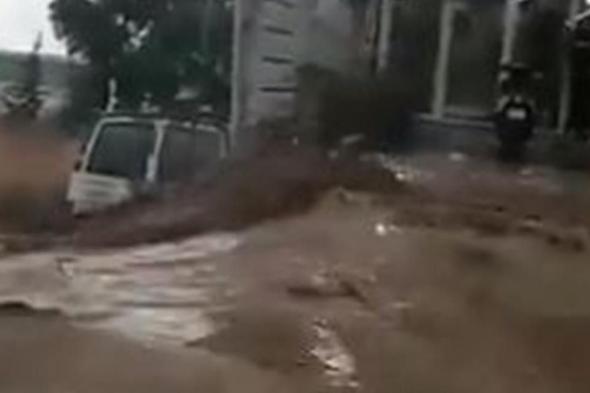 من مشاهد الفياضانات.. مواطنة تستغيث بعد أن حاصرتها السيول الجارفة (فيديو) 
#لبنان
#lebanon24
 via @Lebanon24