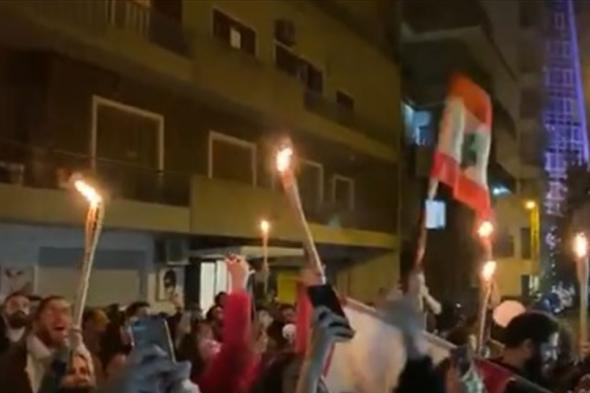 إعتصام أمام منزل القاضية عون إحتجاجاً على كيفية تعاطيها مع الملفات 
#لبنان
#lebanon24
 via @Lebanon24