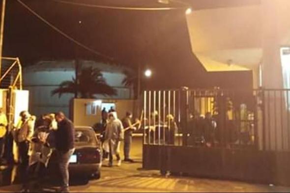 هرج ومرج أمام معمل #الجية الحراري.. ومعتصمون يدخلون مكاتبه (فيديو) 
#lebanon24

 via @Lebanon24