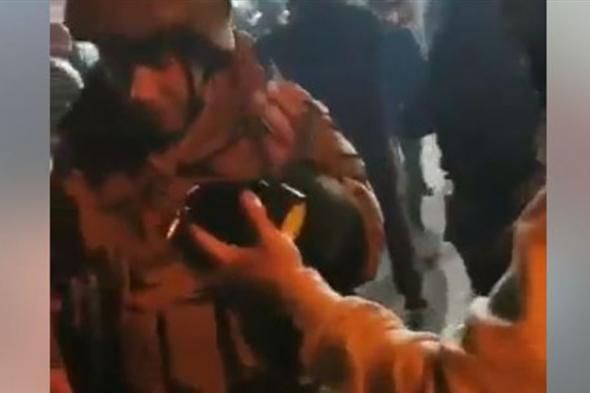 متظاهرون يوزعون أقنعة ضد الغاز المسيل للدموع على عناصر الجيش (فيديو) 
#lebanon24

 via @Lebanon24