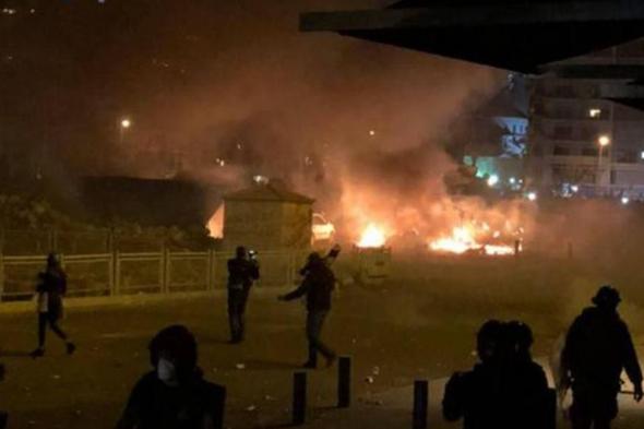 مندسون يحرقون الخيم في ساحة الشهداء.. ومكافحة الشغب تتدخل (فيديو) 
#lebanon24
 via @Lebanon24