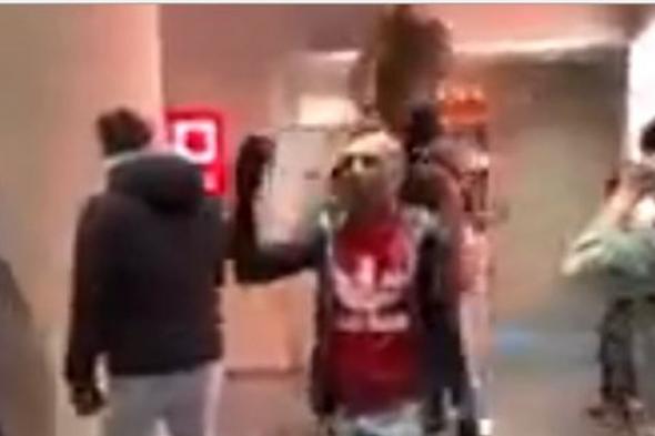 متظاهرون يقتحمون مكاتب شركة "ألفا" في بيروت (فيديو) 
#lebanon24

 via @Lebanon24