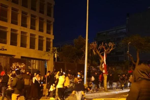 محتجون يقطعون الطريق أمام مصرف #لبنان في الحمرا (فيديو) 
#lebanon24
 via @Lebanon24