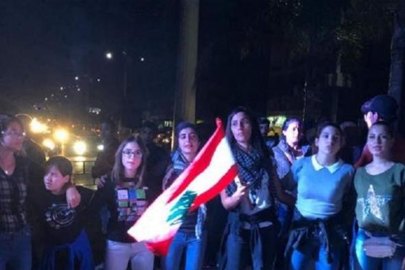 تظاهرة من ساحة العلم في صور واعتصام أمام فرع مصرف #لبنان 
#lebanon24
 via @Lebanon24