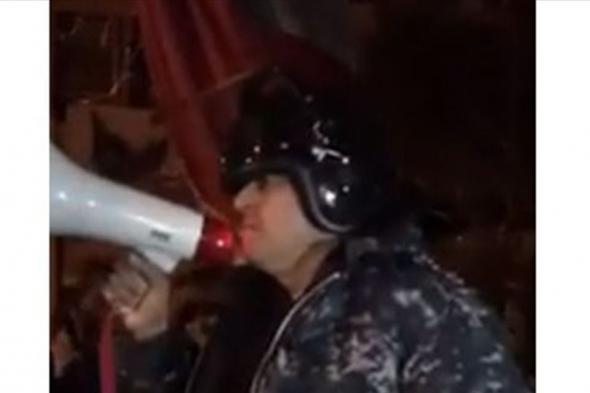 "قوى الأمن" تطلب من المحتجين التظاهر بسلمية (فيديو) 
#Lebanon24

 via @Lebanon24