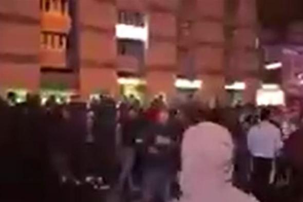 المتظاهرون يتابعون احتجاجهم تحت منزل #السنيورة (فيديو)  via @Lebanon24