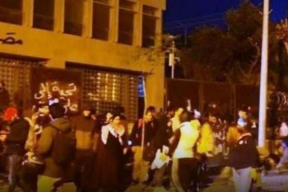 تصاعد التوتر وفوضى أمام مصرف لبنان (فيديو)
#lebanon24

  via @Lebanon24