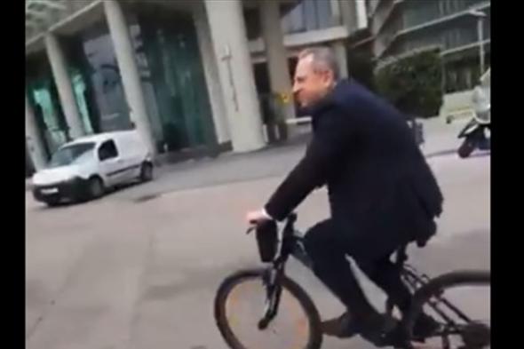 فيما "لبنان ينتفض".. طرابلسي يجوب شوارع #بيروت على دراجته الهوائية (فيديو)
#لبنان
#lebanon24
  via @Lebanon24