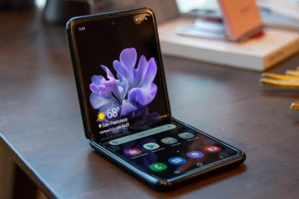 IFixit يفكك Galaxy Z Flip ويكشف أن الغبار قد يصل لداخله