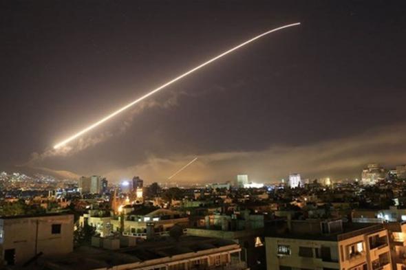 الدفاعات الجوية السورية تتصدى لـ"أهداف معادية" في سماء دمشق
#lebanon24

  via @Lebanon24