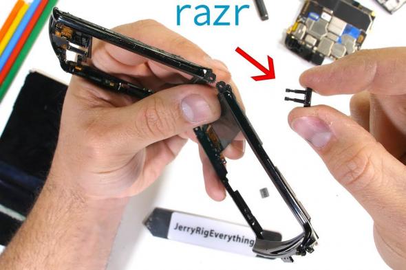 تفكيك Razr يكشف عن الفروق بينه وبين Galaxy Z Flip