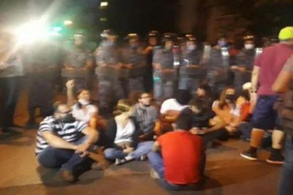 اعتصام "الداخلية" مستمر.. وتحرّكات في المناطق تضامناً مع متظاهري بيروت 

#lebanon24

 via @Lebanon24