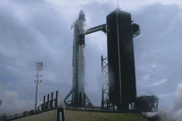 SpaceX تدخل التاريخ مع أول إطلاق فضائي بشري ناجح