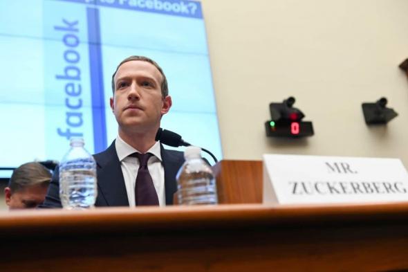 زوكربيرج يواجه رد فعل عنيف من موظفي فيسبوك