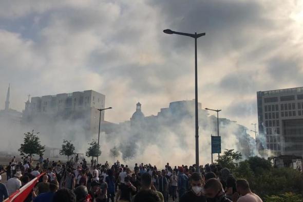 قوى الأمن تمطر وسط بيروت بالقنابل المسيلة للدموع بعد اعمال شغب واشكالات (صور) 
#lebanon24 
 via @Lebanon24