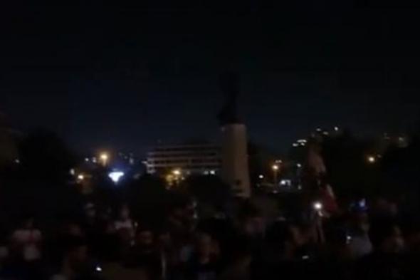 حشود كبيرة من المتظاهرين تعتصم في ساحة رياض الصلح (فيديو)

#lebanon24

  via @Lebanon24