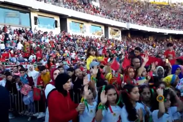 بحضور الآلاف من الأطفال ..طنجة تلتحف الأحمر والأخضر في ذكرى المسيرة الخضراء