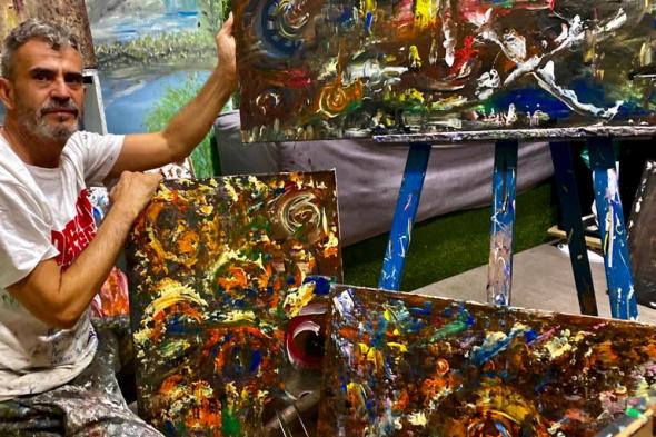 بالفُرشاة والألوان الفنان التشكيلي "عبد الإله إقدورن" يوقظ في الجمهور مشاعر الحب والسعادة