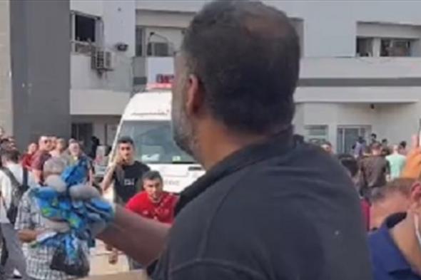 فيديو مُؤثّر... رجل يُوزّع الحلوى بعدما استشهدت عائلته: "منا نموت هون هيدي أرضنا"
