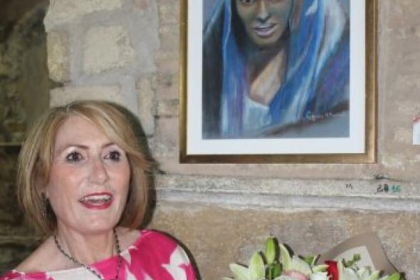 افتتاح معرض "صمت ولون": نرجس الخراط تكتب لوحتها بالصمت واللون وتفتن جمهور الفن التشكيلي