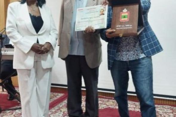 تكريم الفنان التشكيلي المغربي أحمد الهوَّاري: مسيرة إبداعية متميزة في خدمة الفن والوطن